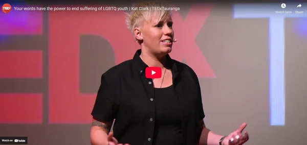 คำพูดของคุณมีพลังที่จะยุติความทุกข์ทรมานของเยาวชน LGBTQ - TEDx